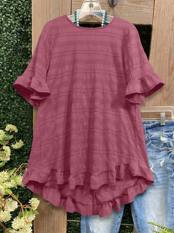 Top cu textură zbârcită în carouri, volan la margine, nasture în spate, guler rotund, poliester