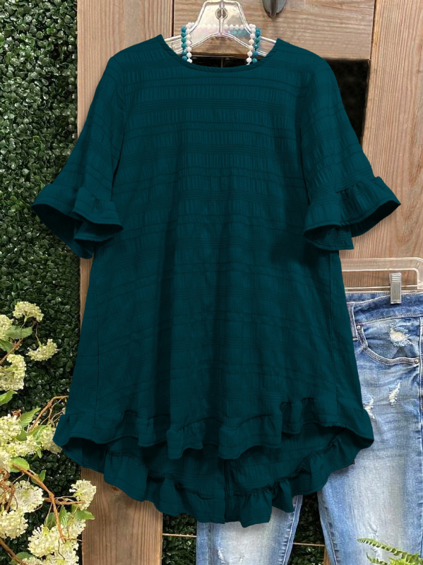 Top cu textură zbârcită în carouri, volan la margine, nasture în spate, guler rotund, poliester