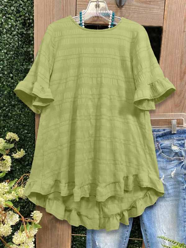 Top cu textură zbârcită în carouri, volan la margine, nasture în spate, guler rotund, poliester