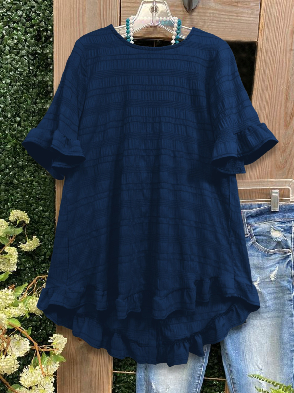 Top cu textură zbârcită în carouri, volan la margine, nasture în spate, guler rotund, poliester