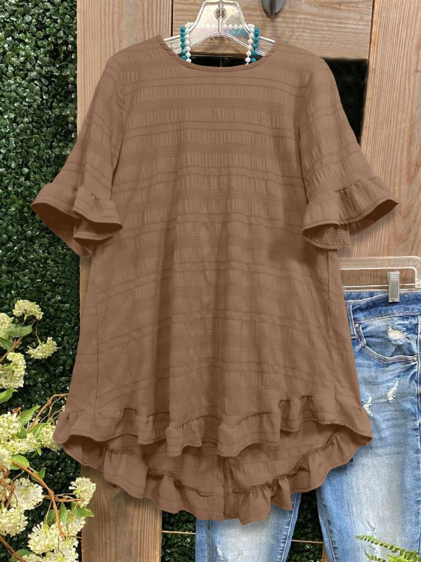 Top cu textură zbârcită în carouri, volan la margine, nasture în spate, guler rotund, poliester