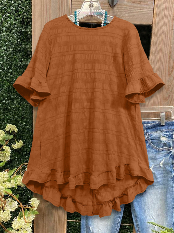 Top cu textură zbârcită în carouri, volan la margine, nasture în spate, guler rotund, poliester