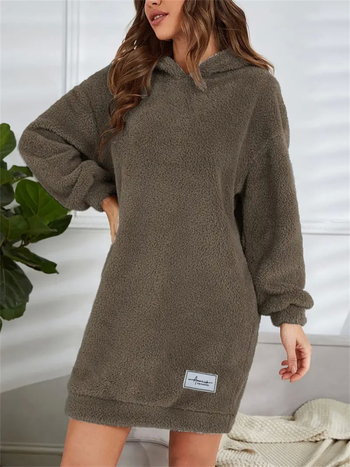 rochie cu glugă din velur Arctic, mâneci lungi, lungă croială, material pluș, stil pulover, iarna 2024