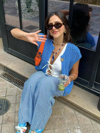 Cardigan tricotat fără mâneci cu buzunare, guler rotund, țesătură din poliester 50–70%, lungime scurtă 40–50 cm