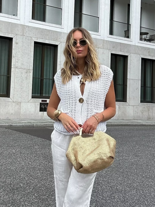 Cardigan tricotat fără mâneci cu buzunare, guler rotund, țesătură din poliester 50–70%, lungime scurtă 40–50 cm