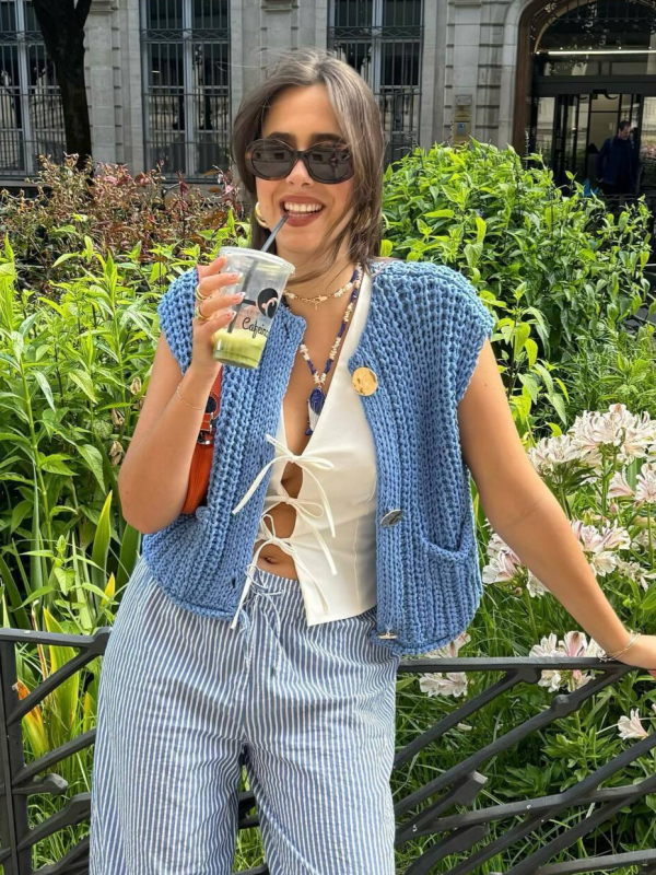 Cardigan tricotat fără mâneci cu buzunare, guler rotund, țesătură din poliester 50–70%, lungime scurtă 40–50 cm