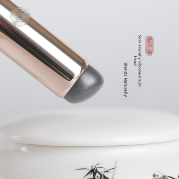 Βούρτσα για κονσίλερ και χείλη με μαλακή στρογγυλή κεφαλή δακτύλου, ξύλινη λαβή, συνολικό μήκος 10 εκ, μήκος τρίχας 1 εκ, φορητή