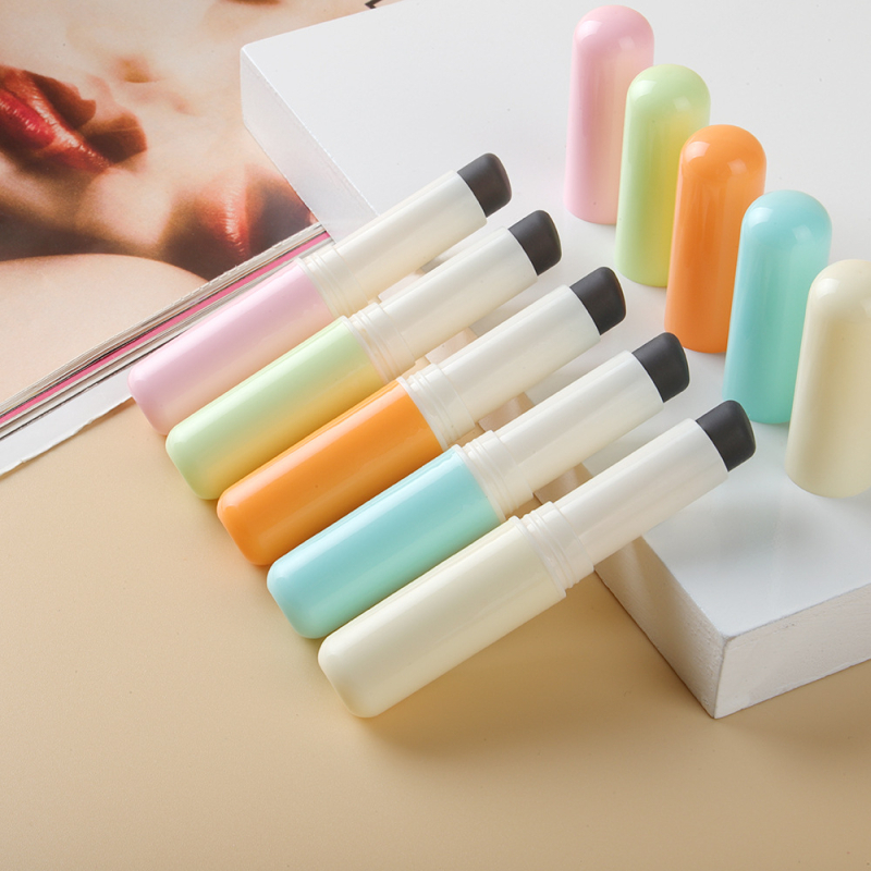 Korektora un lūpu otu ar mīkstu apaļu galvu, koka rokturis, kopējais garums 10 cm, matu garums 1 cm, portatīva