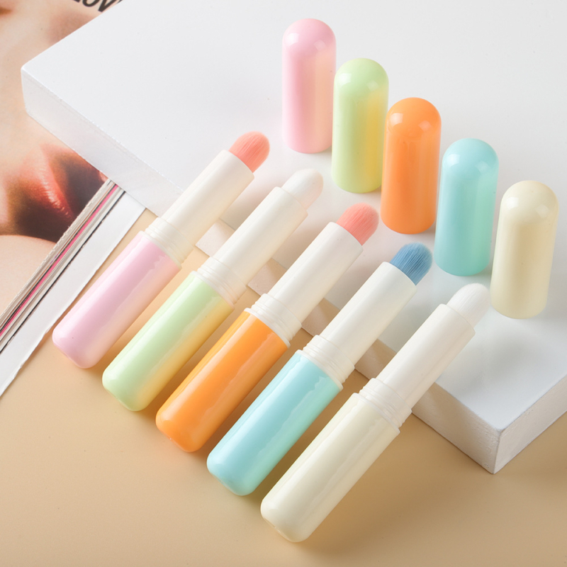 Korektora un lūpu otu ar mīkstu apaļu galvu, koka rokturis, kopējais garums 10 cm, matu garums 1 cm, portatīva