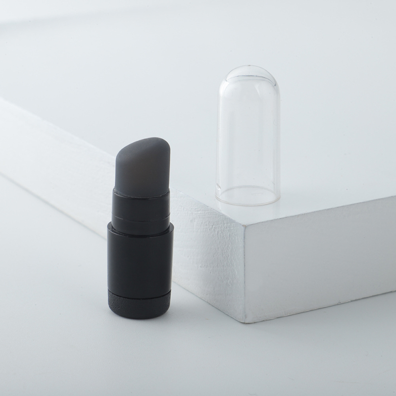 Korektora un lūpu otu ar mīkstu apaļu galvu, koka rokturis, kopējais garums 10 cm, matu garums 1 cm, portatīva