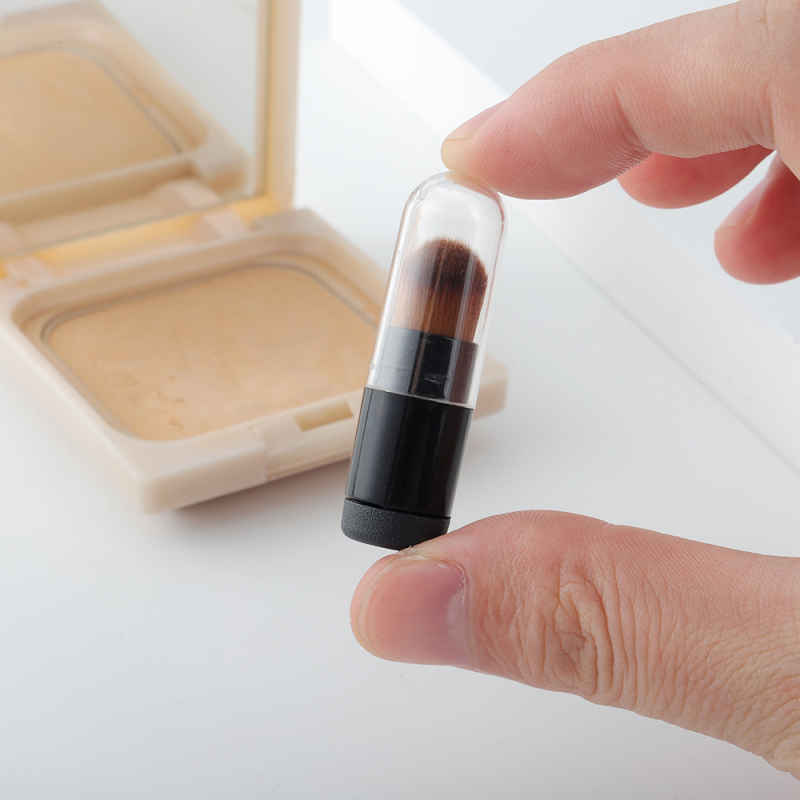 Korektora un lūpu otu ar mīkstu apaļu galvu, koka rokturis, kopējais garums 10 cm, matu garums 1 cm, portatīva