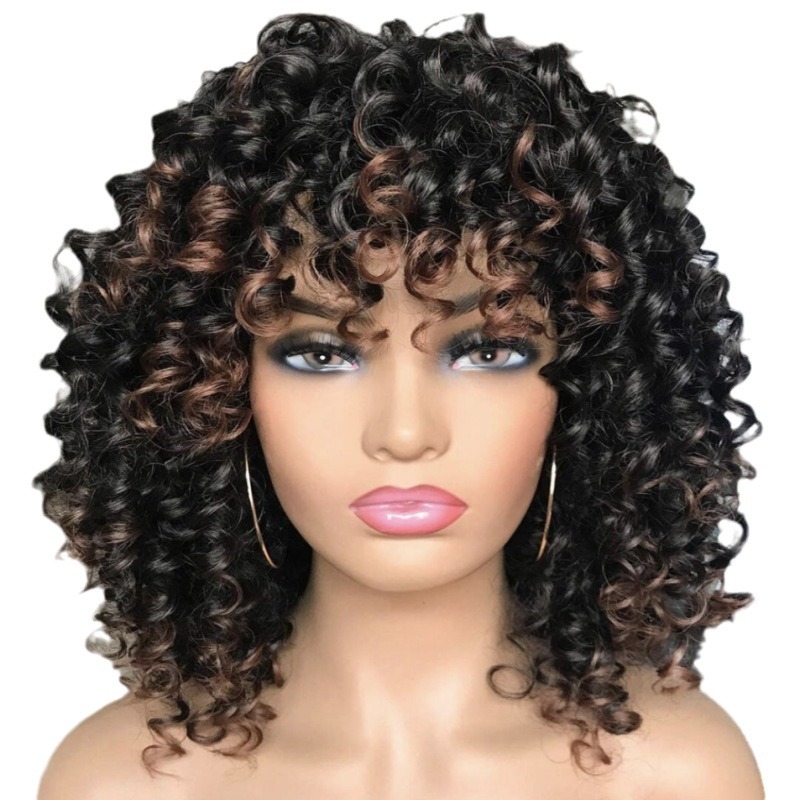 Sieviešu īsa lokaina parūka ar bangām, modelis M1735, karstumizturīgi šķiedras, mehāniska kapes konstrukcija, bangas: taisnas vai sāniski novietotas, neparasts stils