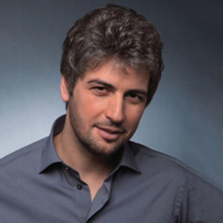 NF-30022 Klasiskā īsa viļņotā parūka sievietēm ar slīpām bangs, augstas temperatūras šķiedras, atjaunojošs efekts