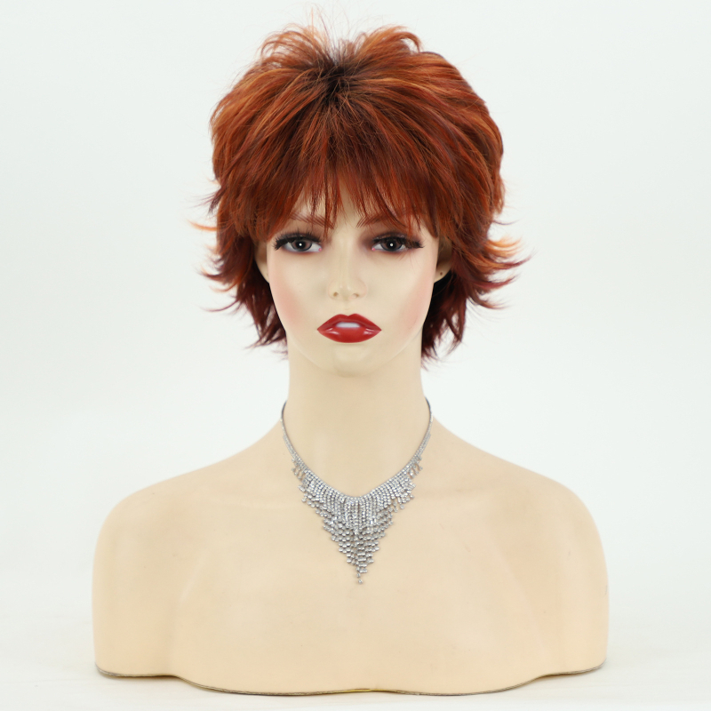 Yimei parūka – īsa pūkaina viļņaina sintētiska šķiedra, pilna galvas pārklāšana, bangs taisnas vai sāniski novietotas, augstas temperatūras šķiedras, mehāniska cepure, dabīgs izskats