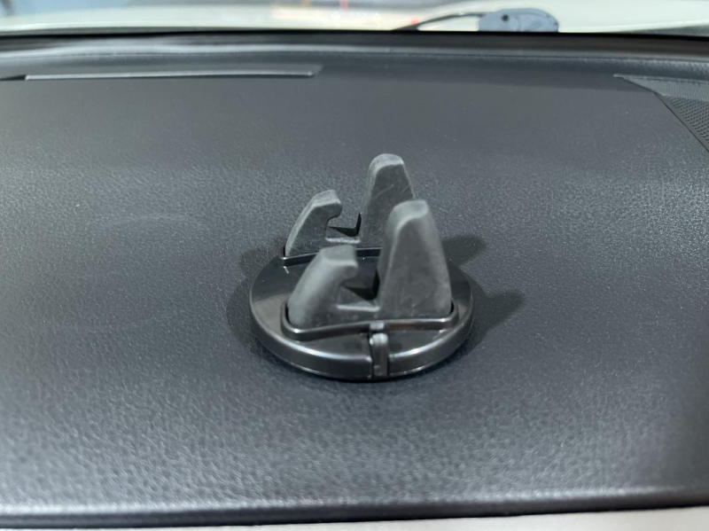 Autótelefon-tartó csúszásmentes alátéttel, univerzális műszerfal-tartó, gravitációs rögzítés navigációhoz