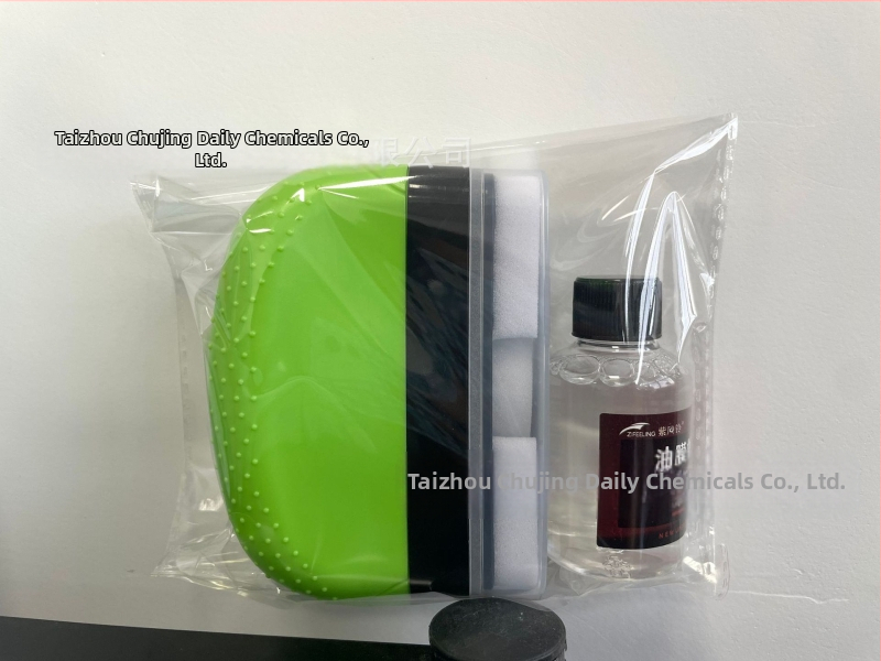 Îndepărtător de peliculă uleioasă pentru geamul automobilului cu perie de curățare – acțiune puternică de decontaminare, cu surfactanți; marcă Purple wind chime; durata de viață 3 ani