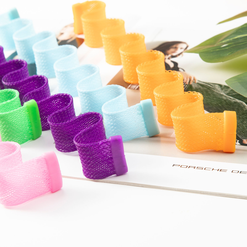 Уред за къдрене на коса с водно‑вълнообразна спирала и мрежест дизайн (пластмасов/резинов материал; лицензирана частна марка; за широк кръг потребители)