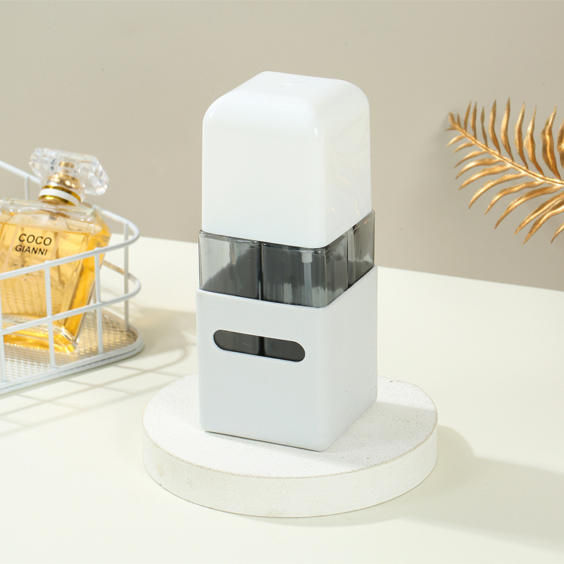 4–in–1 utazási üvegkészlet: permetezős testápoló üveg, sampon- és tusfürdő üvegek; anyag PP+PET szilikon burkolat; gyártva blow molding