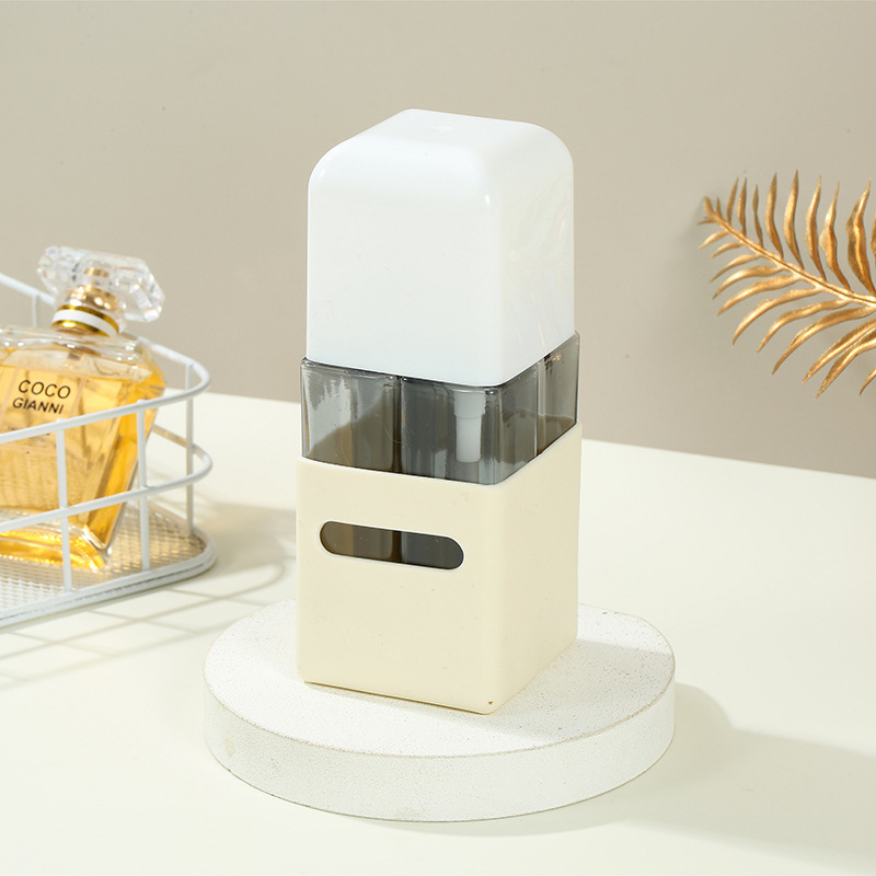 4–in–1 utazási üvegkészlet: permetezős testápoló üveg, sampon- és tusfürdő üvegek; anyag PP+PET szilikon burkolat; gyártva blow molding