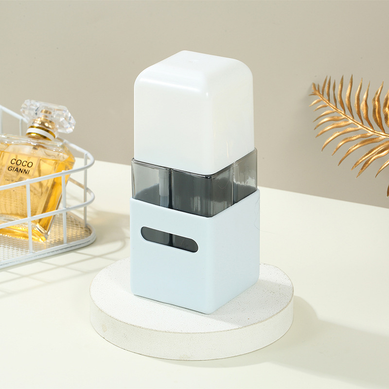 4–in–1 utazási üvegkészlet: permetezős testápoló üveg, sampon- és tusfürdő üvegek; anyag PP+PET szilikon burkolat; gyártva blow molding