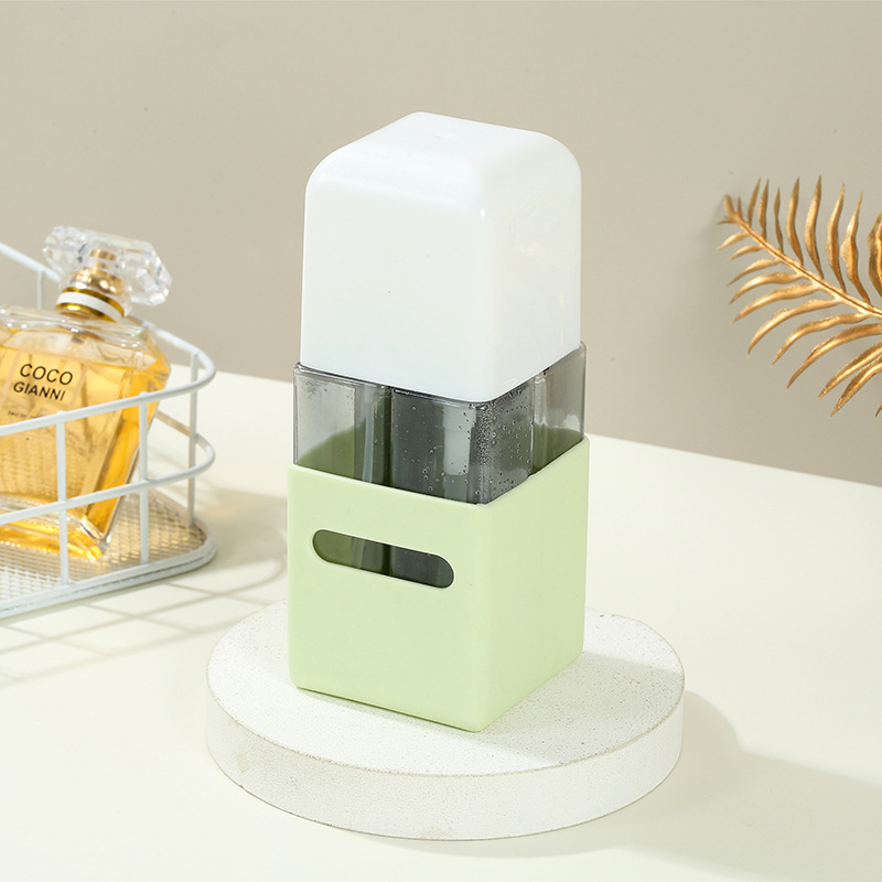 4–in–1 utazási üvegkészlet: permetezős testápoló üveg, sampon- és tusfürdő üvegek; anyag PP+PET szilikon burkolat; gyártva blow molding