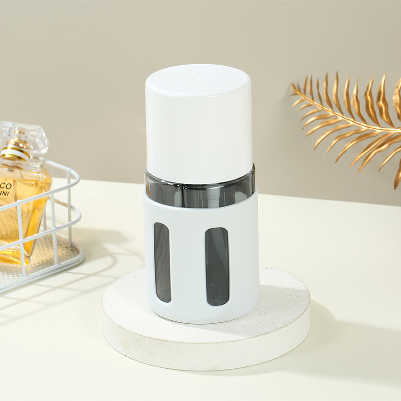 4–in–1 utazási üvegkészlet: permetezős testápoló üveg, sampon- és tusfürdő üvegek; anyag PP+PET szilikon burkolat; gyártva blow molding