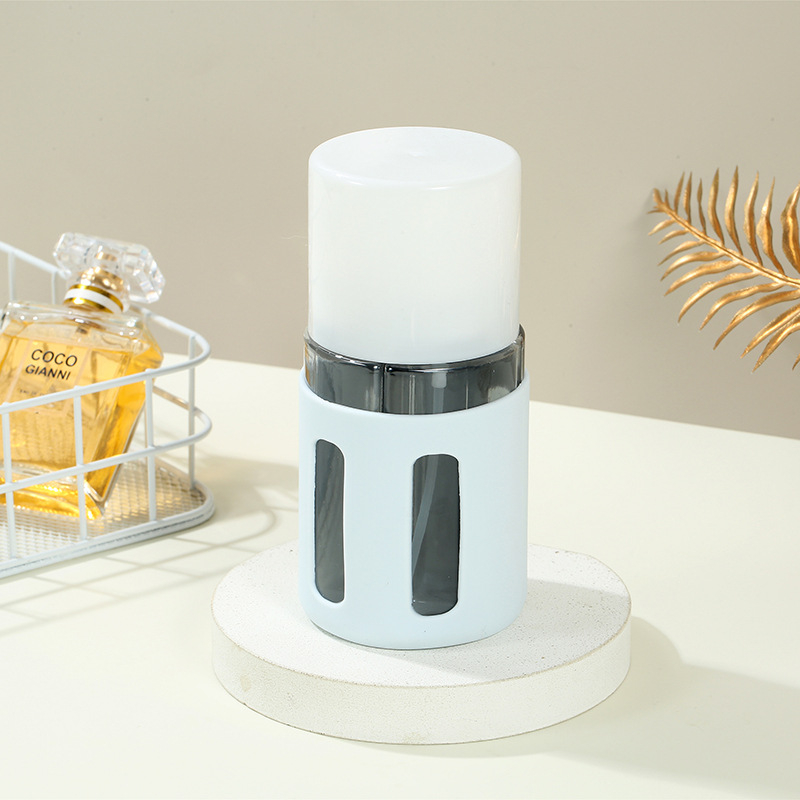 4–in–1 utazási üvegkészlet: permetezős testápoló üveg, sampon- és tusfürdő üvegek; anyag PP+PET szilikon burkolat; gyártva blow molding