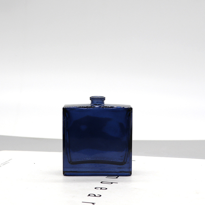 Daniel kristályüveg parfümös üvege, négyszögletes bayonet záróval, permetező üveg, logónyomtatás elérhető