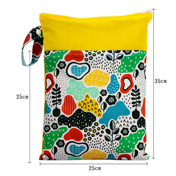 Τσαντάκι πάνες σε στυλ τσάντας, αδιάβροχο, με διπλές θήκες και διαχωρισμό στεγνά-υγρά, από πολυεστέρα.