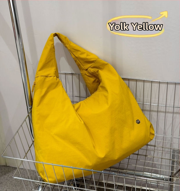 Bou bou plecu soma, parašū audums, horizontāla kvadrātforma, rāvējslēdzējs, kokvilnas odere, iekšējā kabata portatīvajam datoram un laminēta rāvējslēdzēja kabata