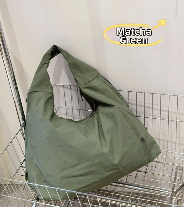 Bou bou plecu soma, parašū audums, horizontāla kvadrātforma, rāvējslēdzējs, kokvilnas odere, iekšējā kabata portatīvajam datoram un laminēta rāvējslēdzēja kabata