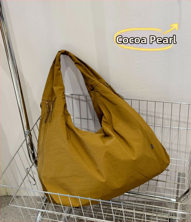 Bou bou plecu soma, parašū audums, horizontāla kvadrātforma, rāvējslēdzējs, kokvilnas odere, iekšējā kabata portatīvajam datoram un laminēta rāvējslēdzēja kabata