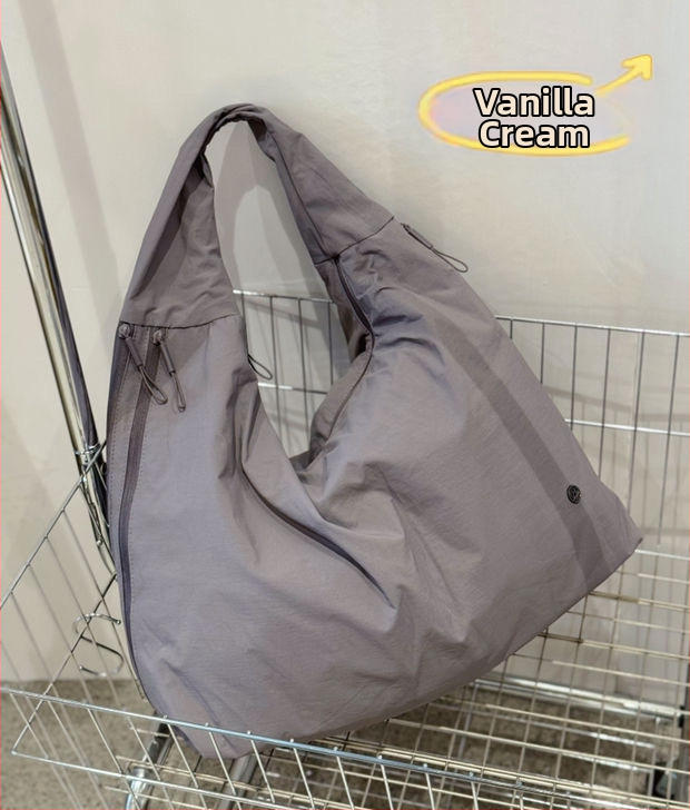 Bou bou plecu soma, parašū audums, horizontāla kvadrātforma, rāvējslēdzējs, kokvilnas odere, iekšējā kabata portatīvajam datoram un laminēta rāvējslēdzēja kabata