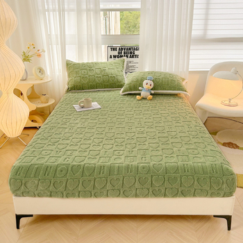 Tryjų dalių patalynės komplektas žiemiškai storinto pieno velūro su gėlių raštu; įskaičiuoja prigludusį lakštą ir čiužinio apsaugą; medžiaga: tafta; svoris: 1000–1500 g.