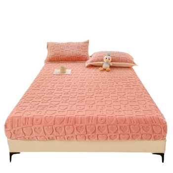 Tryjų dalių patalynės komplektas žiemiškai storinto pieno velūro su gėlių raštu; įskaičiuoja prigludusį lakštą ir čiužinio apsaugą; medžiaga: tafta; svoris: 1000–1500 g.