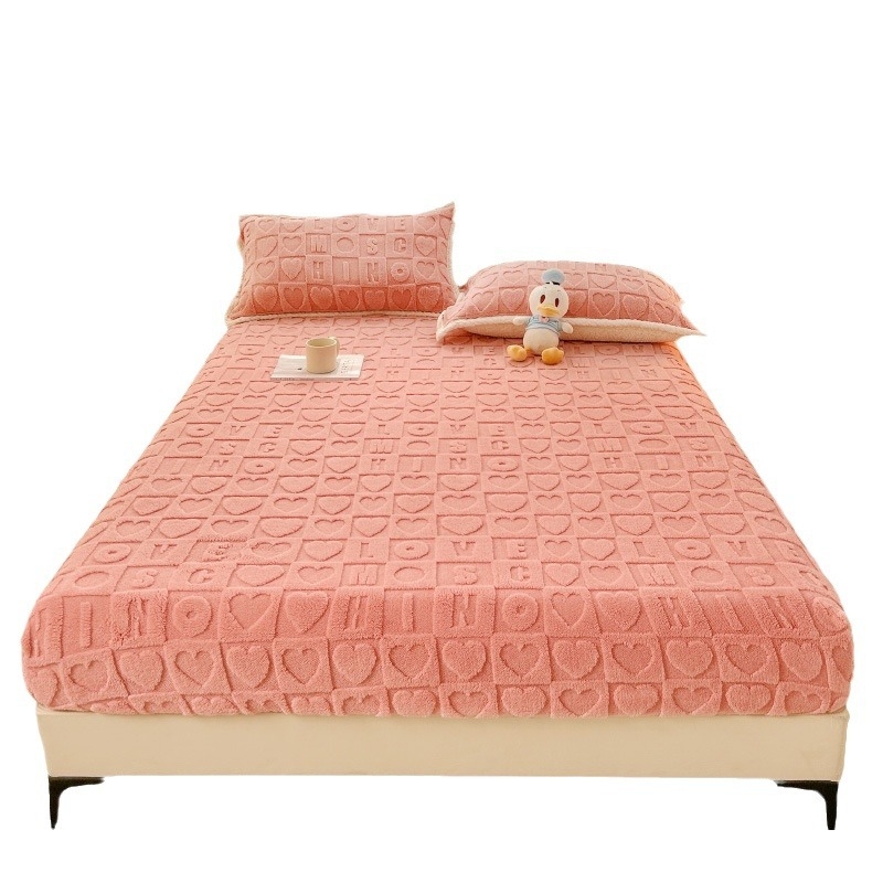 Tryjų dalių patalynės komplektas žiemiškai storinto pieno velūro su gėlių raštu; įskaičiuoja prigludusį lakštą ir čiužinio apsaugą; medžiaga: tafta; svoris: 1000–1500 g.