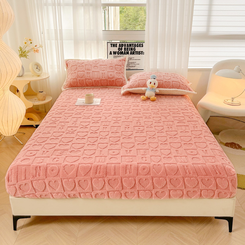 Tryjų dalių patalynės komplektas žiemiškai storinto pieno velūro su gėlių raštu; įskaičiuoja prigludusį lakštą ir čiužinio apsaugą; medžiaga: tafta; svoris: 1000–1500 g.