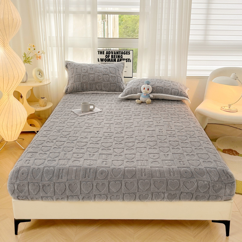 Tryjų dalių patalynės komplektas žiemiškai storinto pieno velūro su gėlių raštu; įskaičiuoja prigludusį lakštą ir čiužinio apsaugą; medžiaga: tafta; svoris: 1000–1500 g.