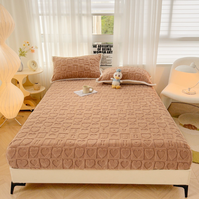 Tryjų dalių patalynės komplektas žiemiškai storinto pieno velūro su gėlių raštu; įskaičiuoja prigludusį lakštą ir čiužinio apsaugą; medžiaga: tafta; svoris: 1000–1500 g.