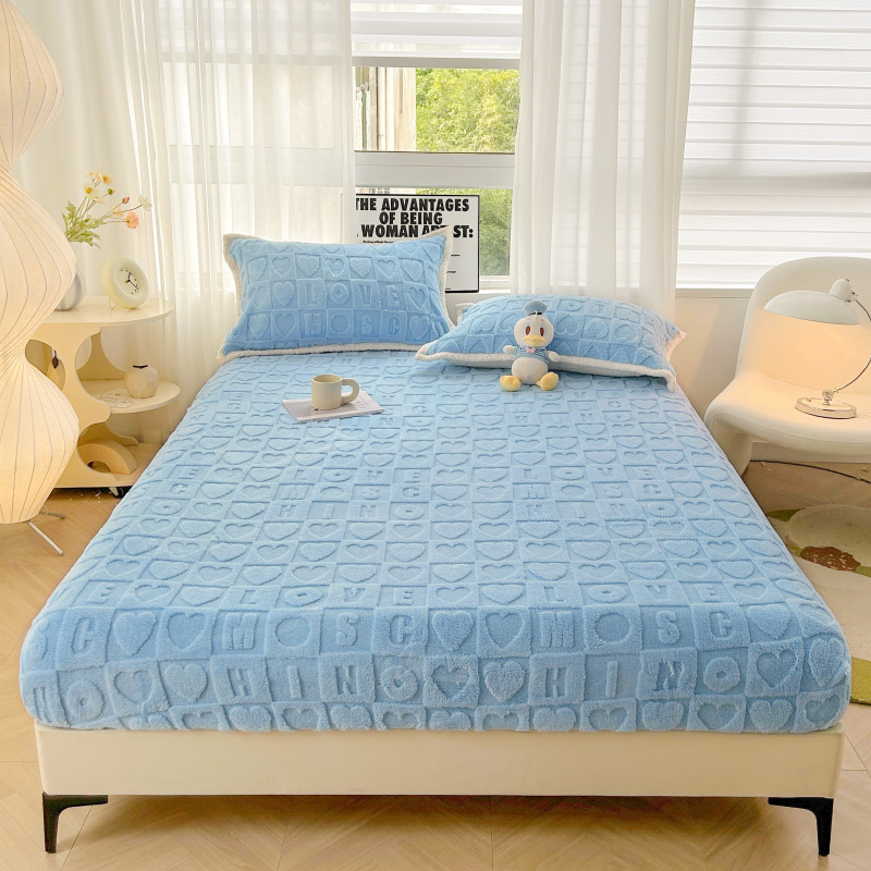 Tryjų dalių patalynės komplektas žiemiškai storinto pieno velūro su gėlių raštu; įskaičiuoja prigludusį lakštą ir čiužinio apsaugą; medžiaga: tafta; svoris: 1000–1500 g.