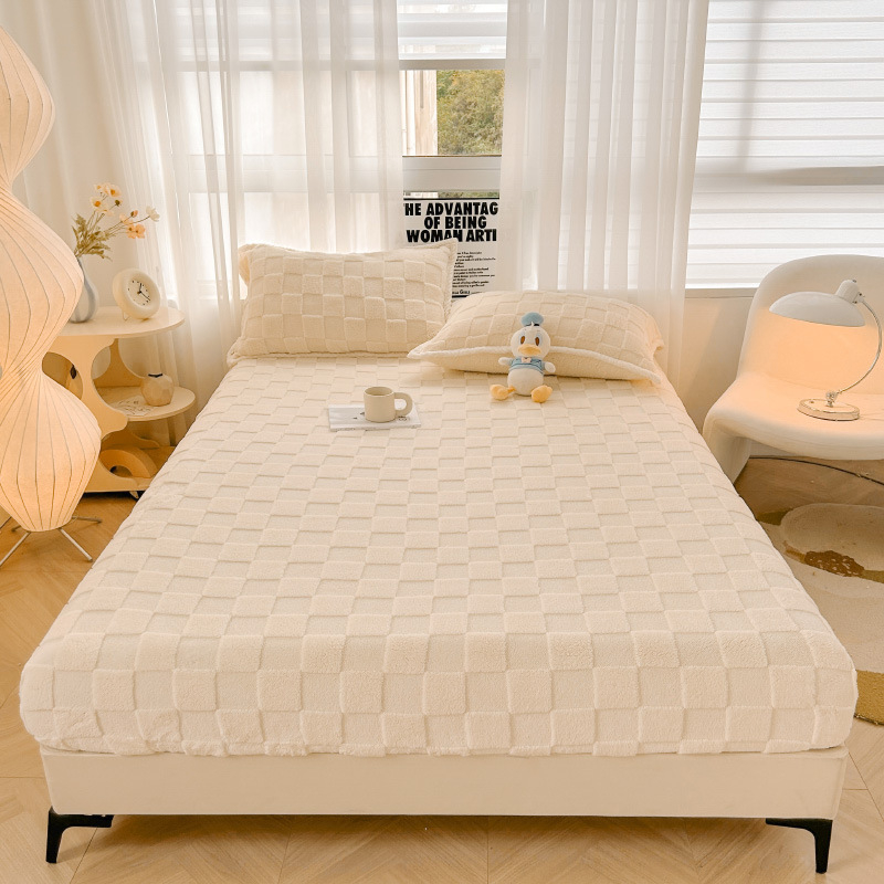 Tryjų dalių patalynės komplektas žiemiškai storinto pieno velūro su gėlių raštu; įskaičiuoja prigludusį lakštą ir čiužinio apsaugą; medžiaga: tafta; svoris: 1000–1500 g.