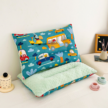 Vaikų pagalvė 0–8 metų amžiaus, formuotas pagalvės korpusas, užpildas 100% feather silk cotton, užvalkalas 100% poliesteris, pagalvės šerdis iš medvilnės