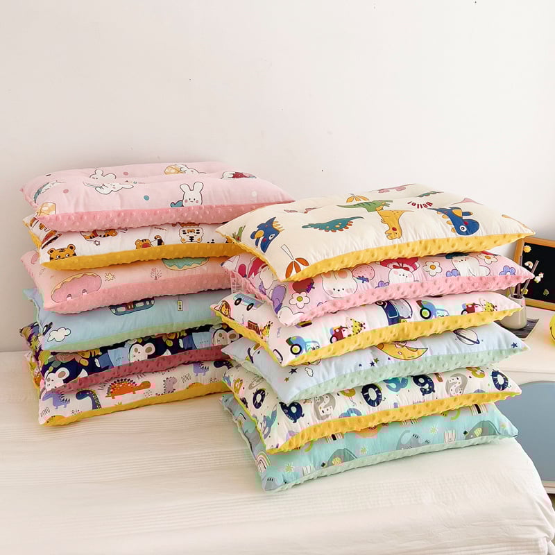 Vaikų pagalvė 0–8 metų amžiaus, formuotas pagalvės korpusas, užpildas 100% feather silk cotton, užvalkalas 100% poliesteris, pagalvės šerdis iš medvilnės