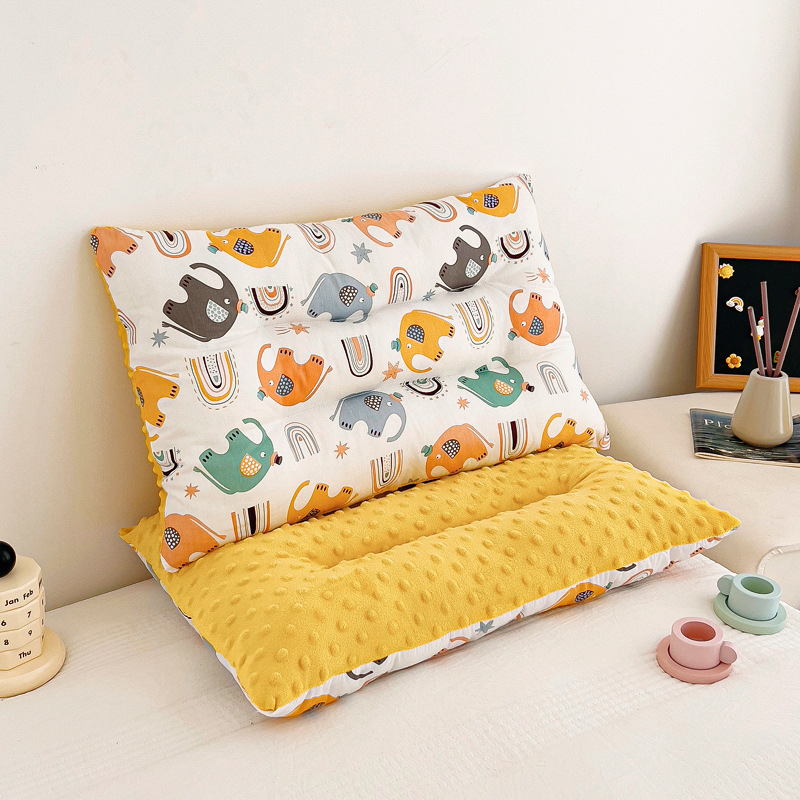 Vaikų pagalvė 0–8 metų amžiaus, formuotas pagalvės korpusas, užpildas 100% feather silk cotton, užvalkalas 100% poliesteris, pagalvės šerdis iš medvilnės