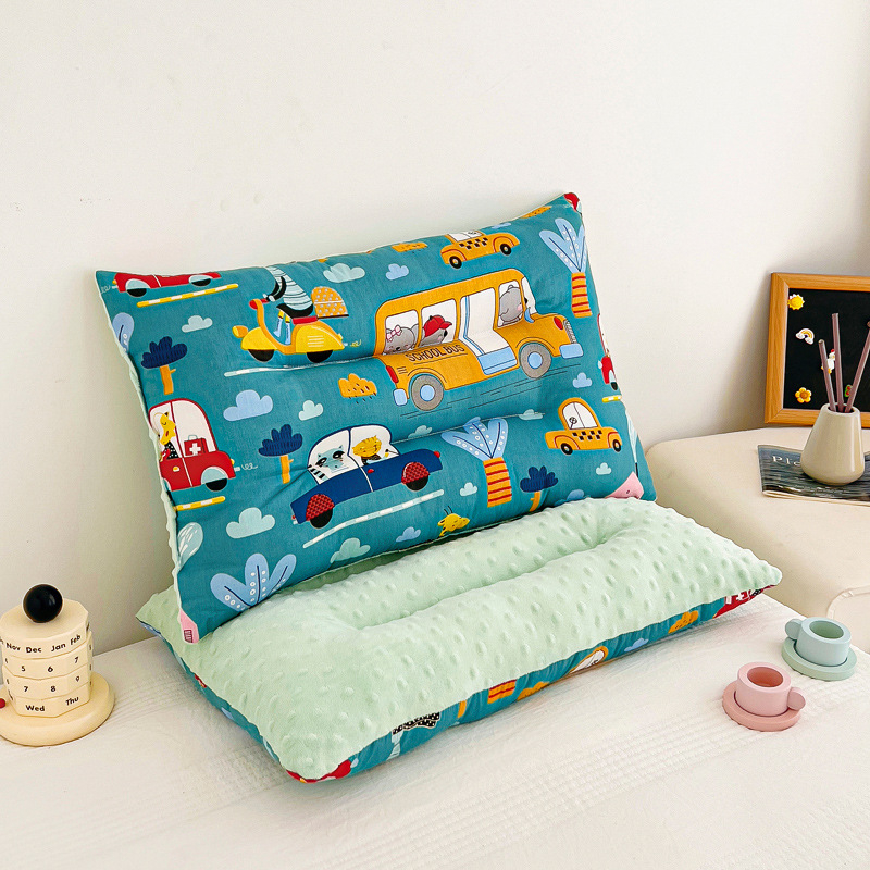 Vaikų pagalvė 0–8 metų amžiaus, formuotas pagalvės korpusas, užpildas 100% feather silk cotton, užvalkalas 100% poliesteris, pagalvės šerdis iš medvilnės