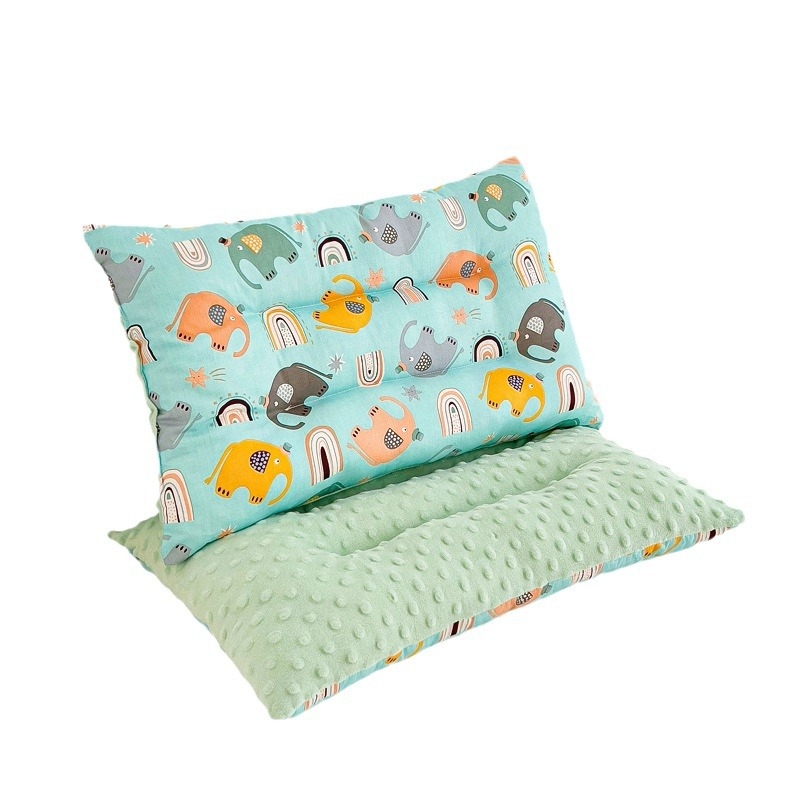 Vaikų pagalvė 0–8 metų amžiaus, formuotas pagalvės korpusas, užpildas 100% feather silk cotton, užvalkalas 100% poliesteris, pagalvės šerdis iš medvilnės