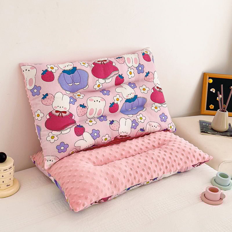 Vaikų pagalvė 0–8 metų amžiaus, formuotas pagalvės korpusas, užpildas 100% feather silk cotton, užvalkalas 100% poliesteris, pagalvės šerdis iš medvilnės