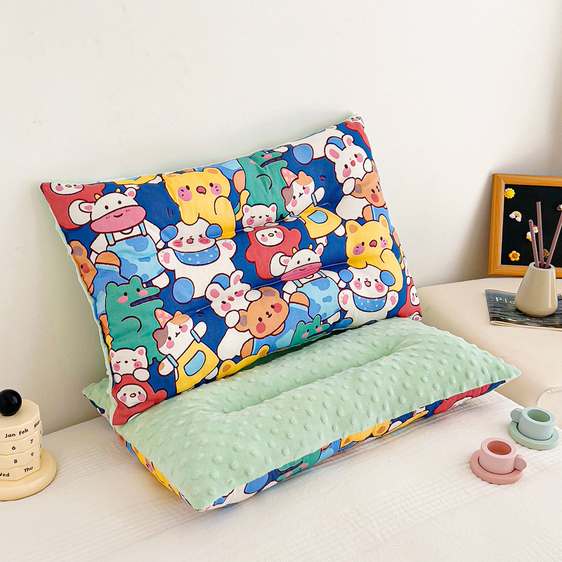 Vaikų pagalvė 0–8 metų amžiaus, formuotas pagalvės korpusas, užpildas 100% feather silk cotton, užvalkalas 100% poliesteris, pagalvės šerdis iš medvilnės