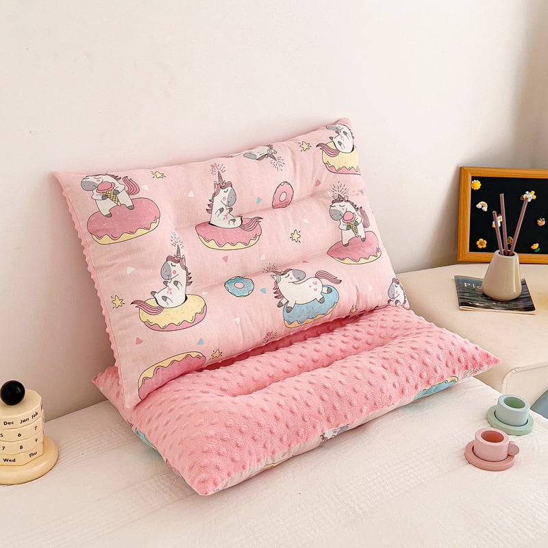 Vaikų pagalvė 0–8 metų amžiaus, formuotas pagalvės korpusas, užpildas 100% feather silk cotton, užvalkalas 100% poliesteris, pagalvės šerdis iš medvilnės