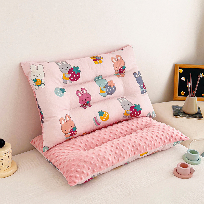 Vaikų pagalvė 0–8 metų amžiaus, formuotas pagalvės korpusas, užpildas 100% feather silk cotton, užvalkalas 100% poliesteris, pagalvės šerdis iš medvilnės